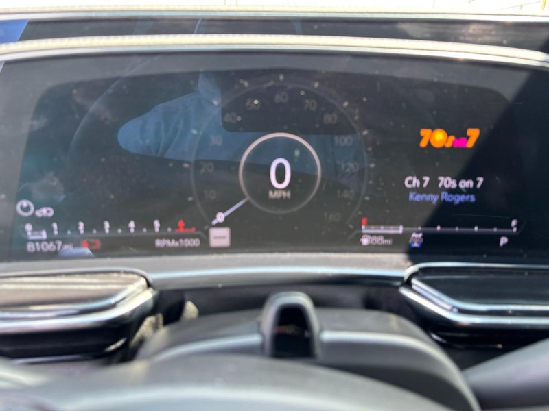 Cadillac Escalade ESV Vehicle Full-screen Gallery Image 18