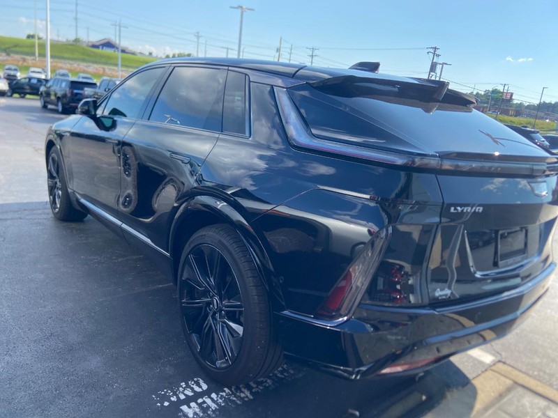 Cadillac LYRIQ Vehicle Full-screen Gallery Image 04
