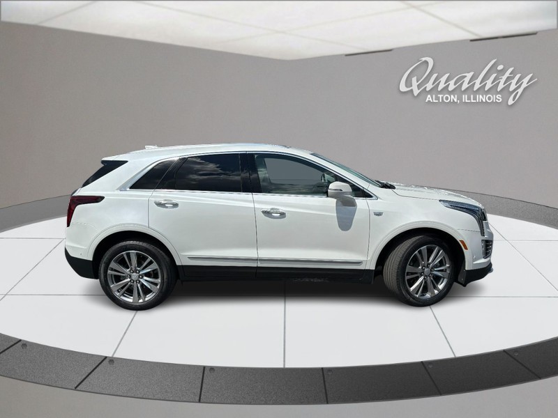 Cadillac XT5 Vehicle Full-screen Gallery Image 02