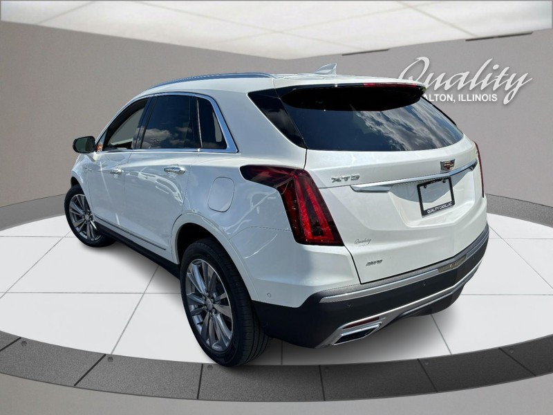 Cadillac XT5 Vehicle Full-screen Gallery Image 05