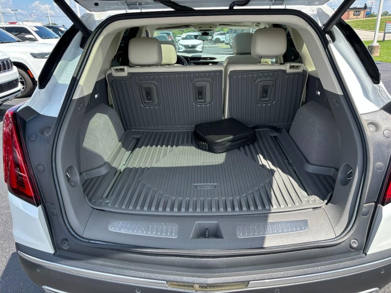 Cadillac XT5 Vehicle Full-screen Gallery Image 06