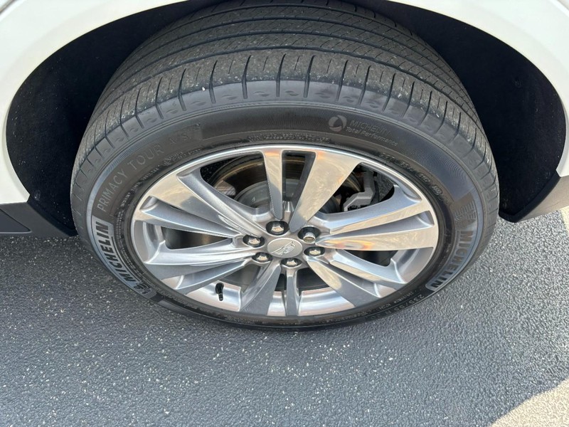 Cadillac XT5 Vehicle Full-screen Gallery Image 07