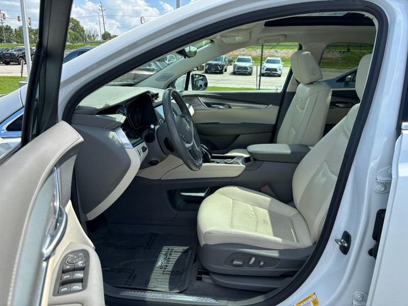 Cadillac XT5 Vehicle Full-screen Gallery Image 08
