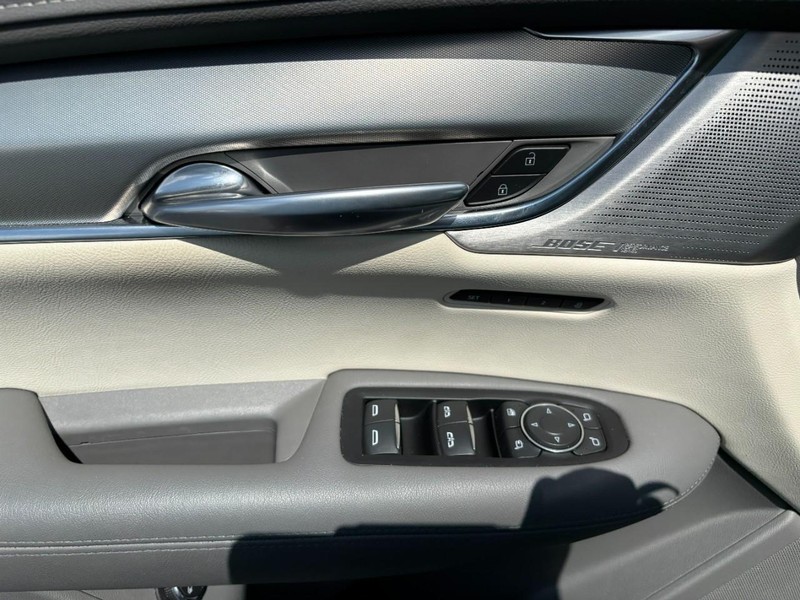 Cadillac XT5 Vehicle Full-screen Gallery Image 09