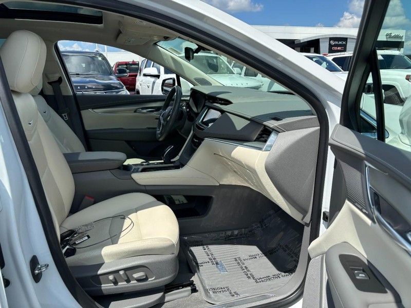 Cadillac XT5 Vehicle Full-screen Gallery Image 11