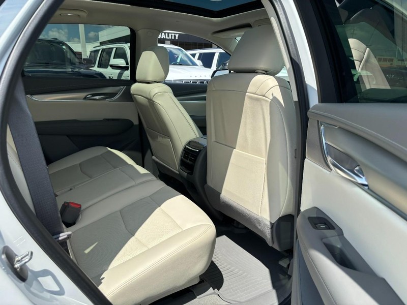 Cadillac XT5 Vehicle Full-screen Gallery Image 12
