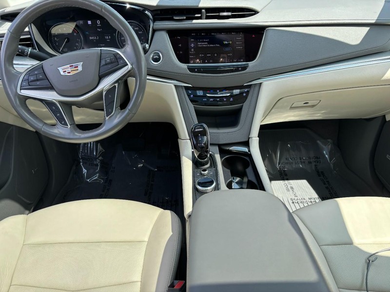 Cadillac XT5 Vehicle Full-screen Gallery Image 13