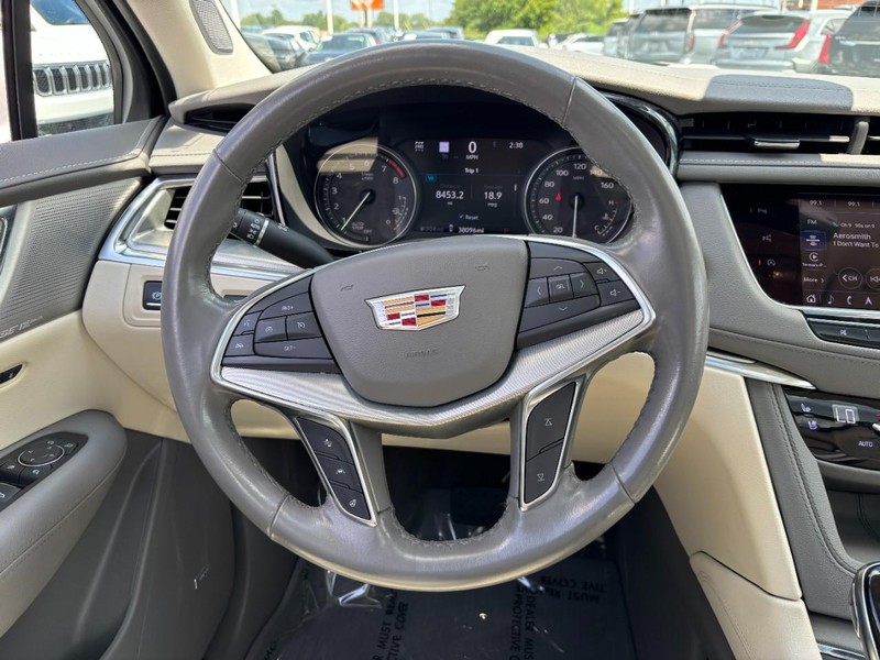 Cadillac XT5 Vehicle Full-screen Gallery Image 14