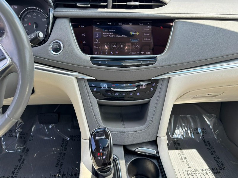 Cadillac XT5 Vehicle Full-screen Gallery Image 15