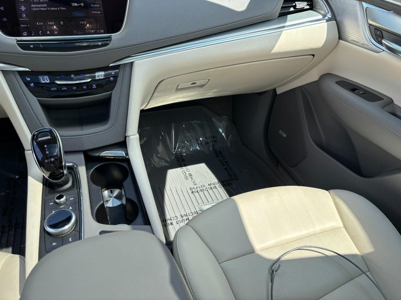 Cadillac XT5 Vehicle Full-screen Gallery Image 16
