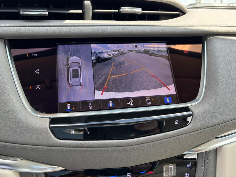 Cadillac XT5 Vehicle Full-screen Gallery Image 19