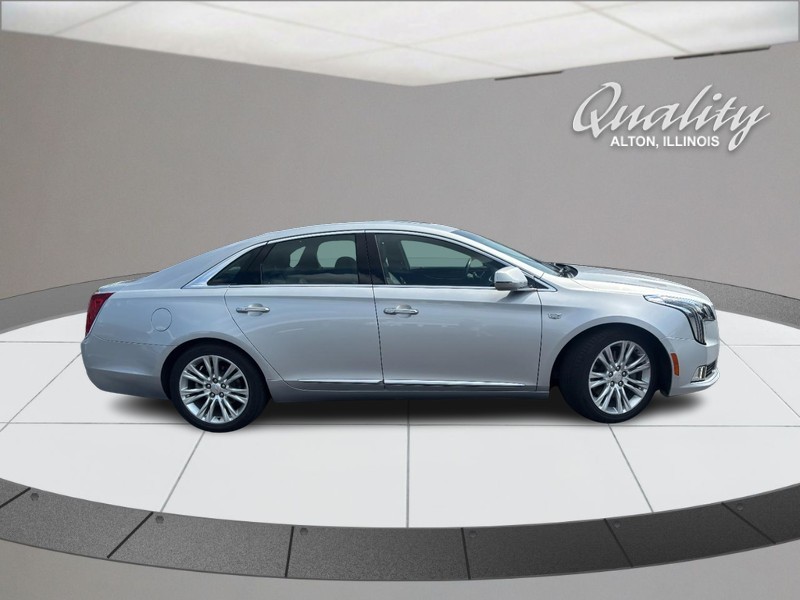 Cadillac XTS Vehicle Full-screen Gallery Image 02
