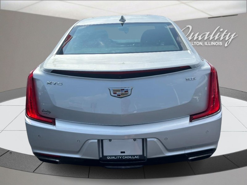 Cadillac XTS Vehicle Full-screen Gallery Image 04
