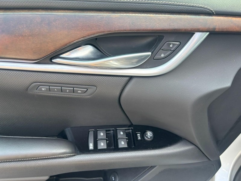 Cadillac XTS Vehicle Full-screen Gallery Image 09