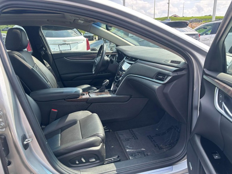 Cadillac XTS Vehicle Full-screen Gallery Image 11