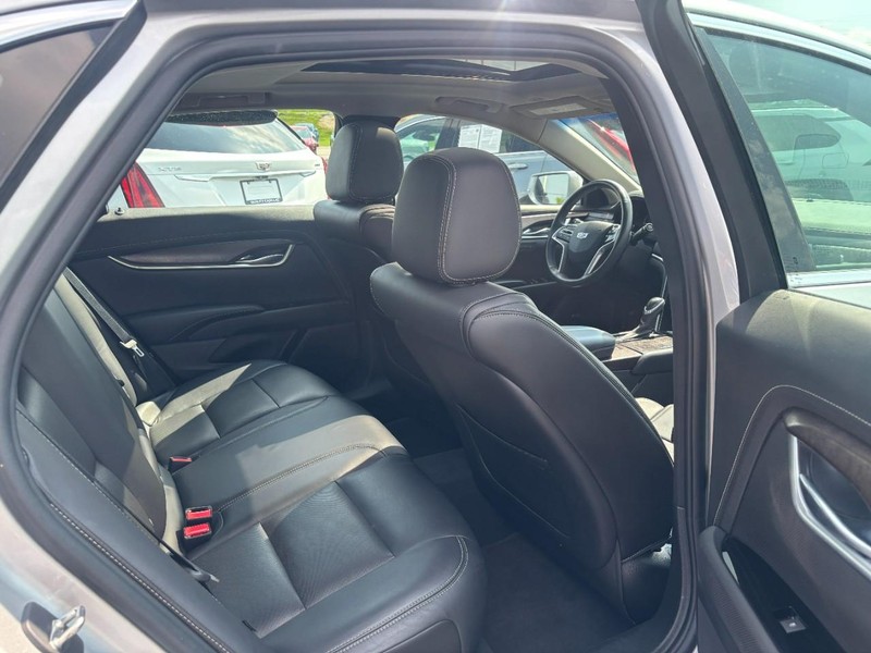 Cadillac XTS Vehicle Full-screen Gallery Image 12