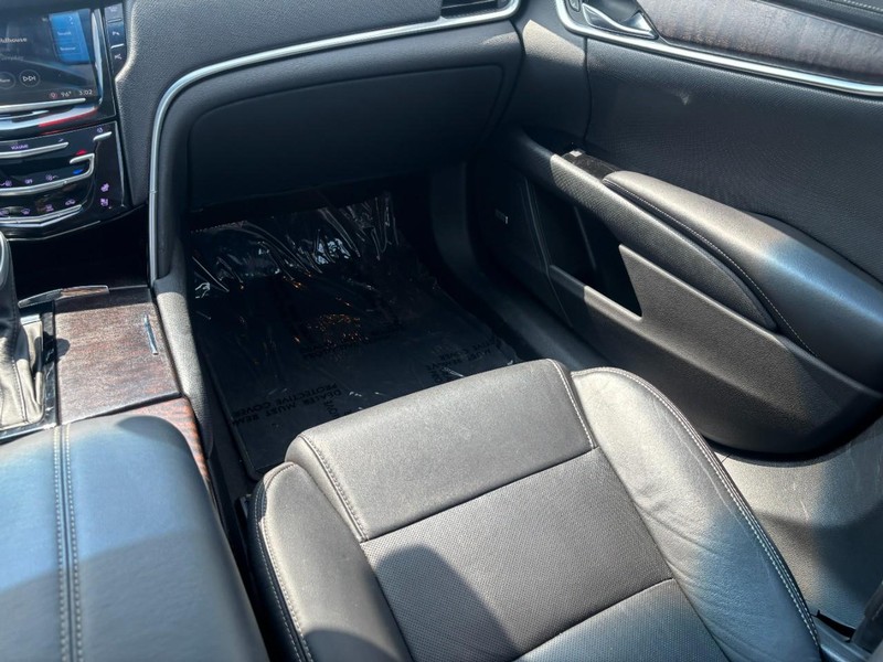 Cadillac XTS Vehicle Full-screen Gallery Image 16