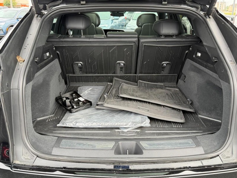 Cadillac LYRIQ Vehicle Full-screen Gallery Image 06