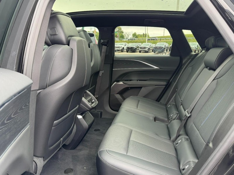 Cadillac LYRIQ Vehicle Full-screen Gallery Image 08
