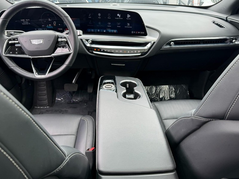 Cadillac LYRIQ Vehicle Full-screen Gallery Image 11
