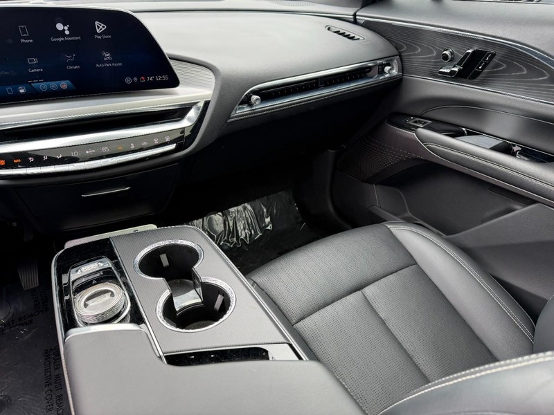 Cadillac LYRIQ Vehicle Full-screen Gallery Image 15