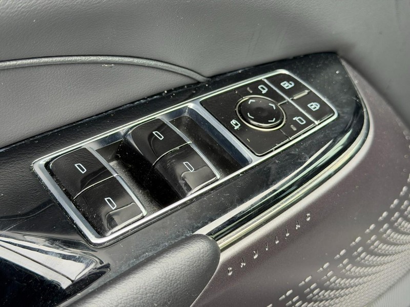 Cadillac LYRIQ Vehicle Full-screen Gallery Image 16