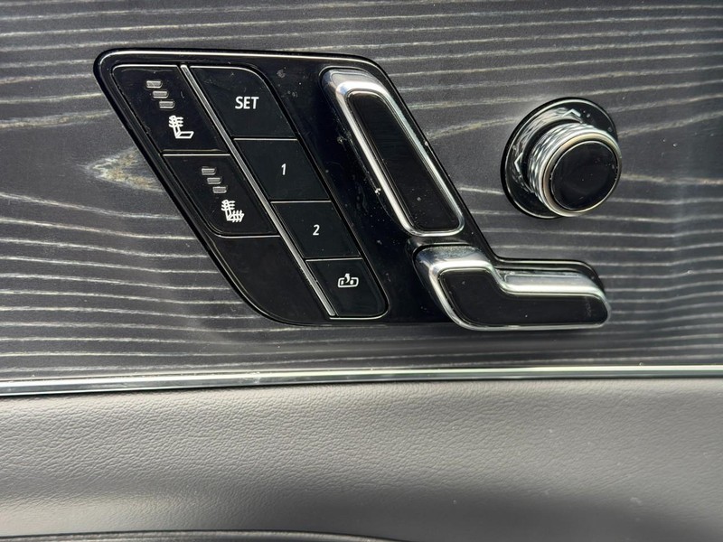 Cadillac LYRIQ Vehicle Full-screen Gallery Image 17