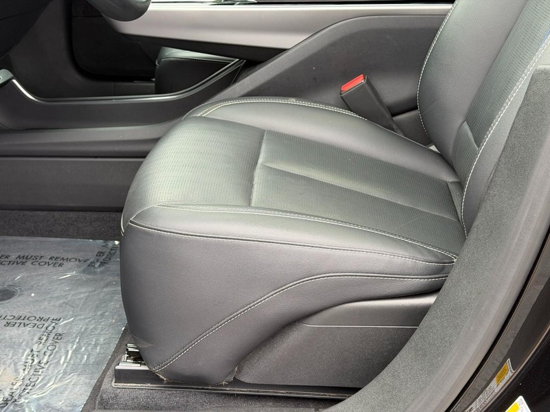 Cadillac LYRIQ Vehicle Full-screen Gallery Image 18