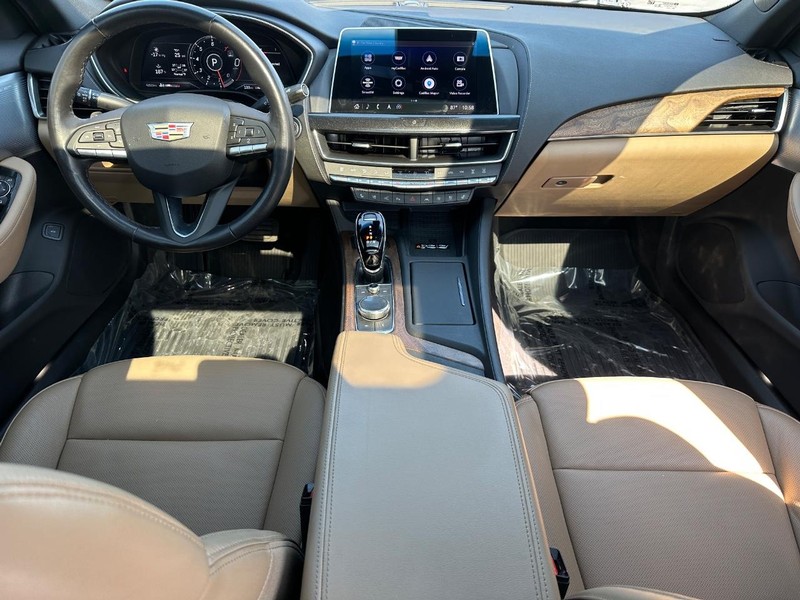 Cadillac CT5 Vehicle Full-screen Gallery Image 11