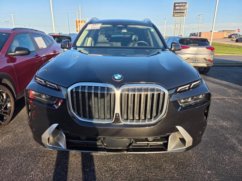 BMW X7 Vehicle Full-screen Gallery Image 02