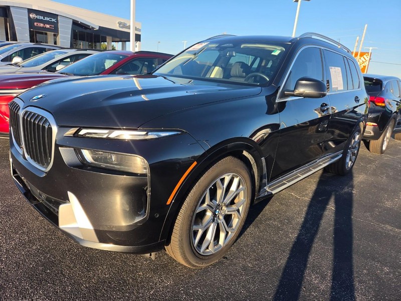 BMW X7 Vehicle Full-screen Gallery Image 03