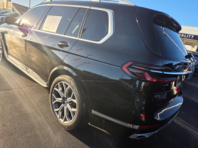 BMW X7 Vehicle Full-screen Gallery Image 04
