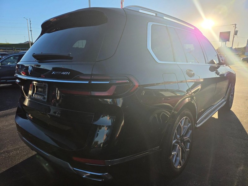 BMW X7 Vehicle Full-screen Gallery Image 05