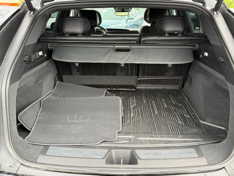 Cadillac LYRIQ Vehicle Full-screen Gallery Image 06