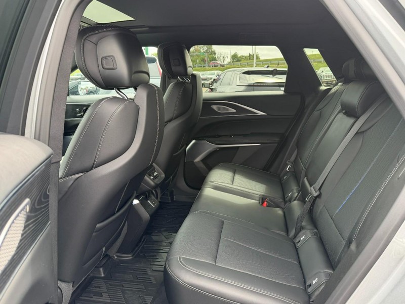Cadillac LYRIQ Vehicle Full-screen Gallery Image 08
