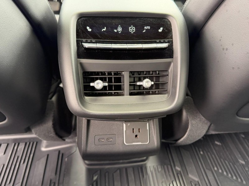 Cadillac LYRIQ Vehicle Full-screen Gallery Image 09
