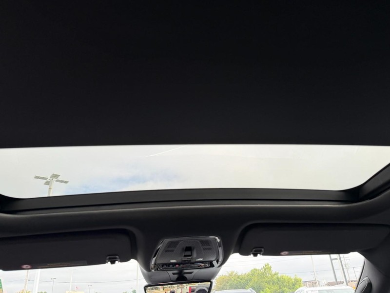 Cadillac LYRIQ Vehicle Full-screen Gallery Image 11
