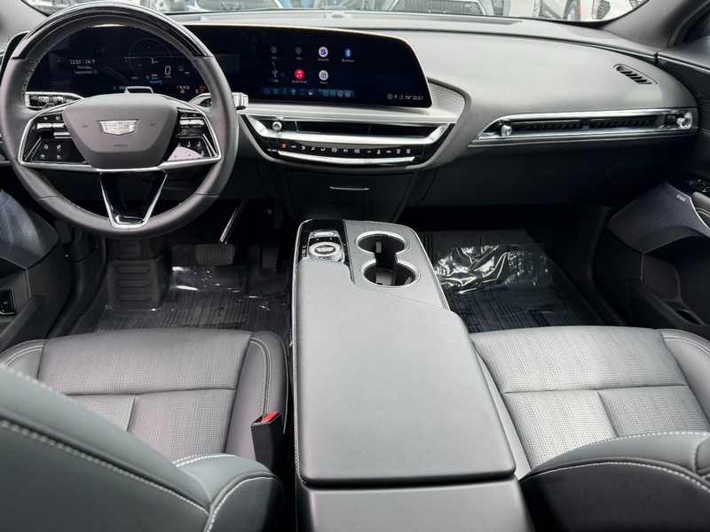 Cadillac LYRIQ Vehicle Full-screen Gallery Image 12