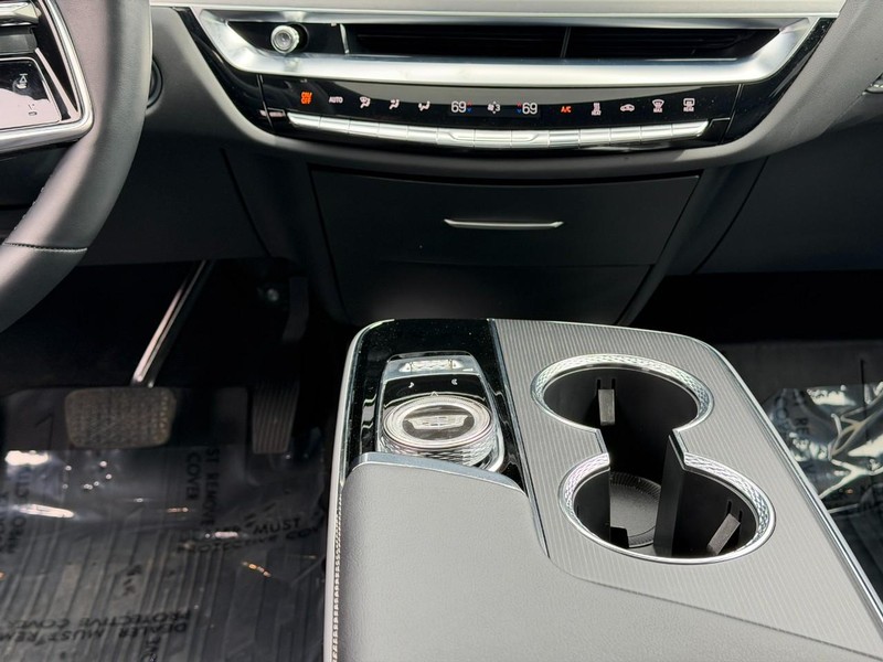 Cadillac LYRIQ Vehicle Full-screen Gallery Image 15