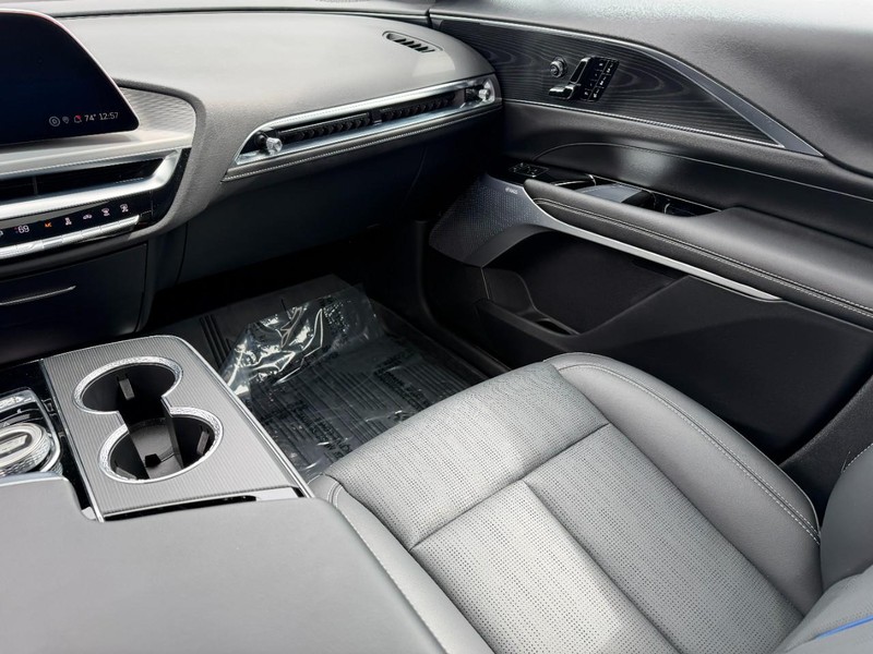 Cadillac LYRIQ Vehicle Full-screen Gallery Image 16