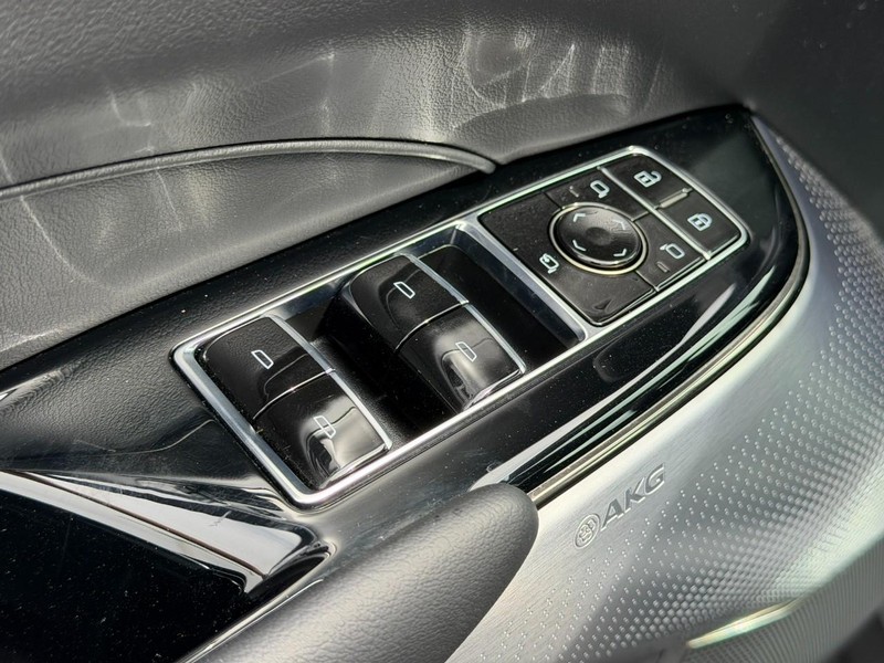 Cadillac LYRIQ Vehicle Full-screen Gallery Image 17