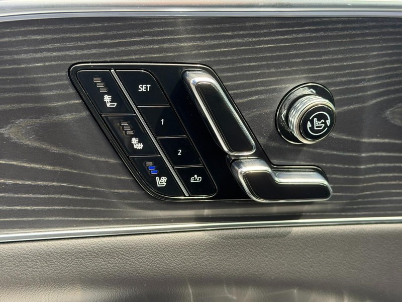 Cadillac LYRIQ Vehicle Full-screen Gallery Image 18