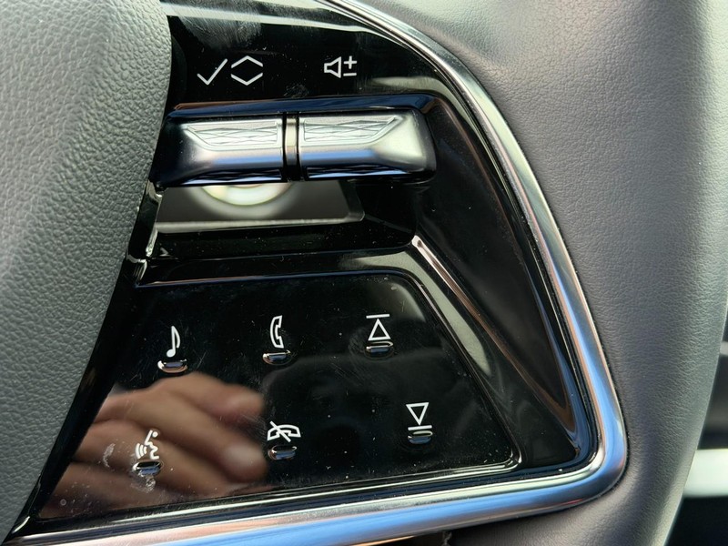 Cadillac LYRIQ Vehicle Full-screen Gallery Image 21