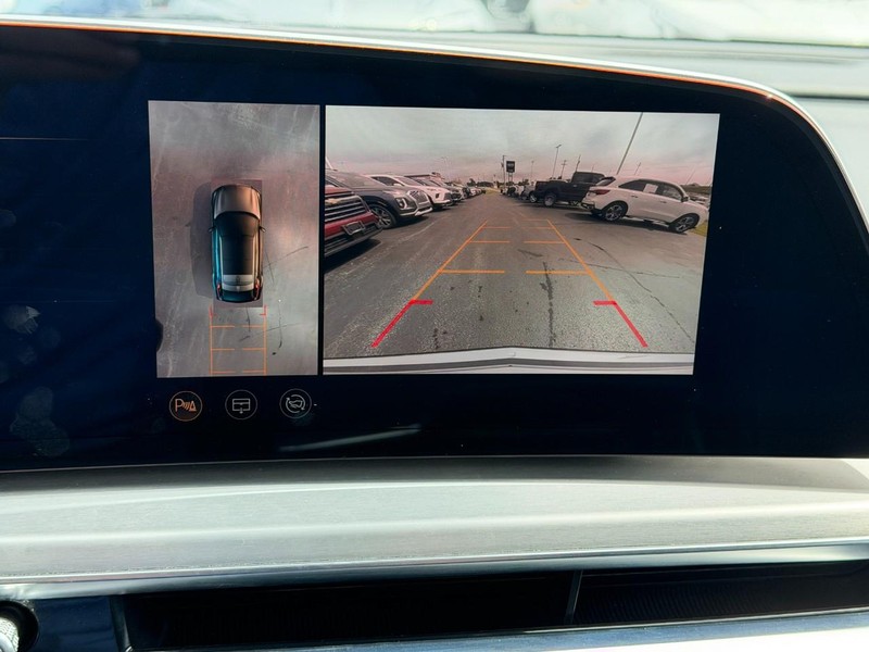 Cadillac LYRIQ Vehicle Full-screen Gallery Image 23