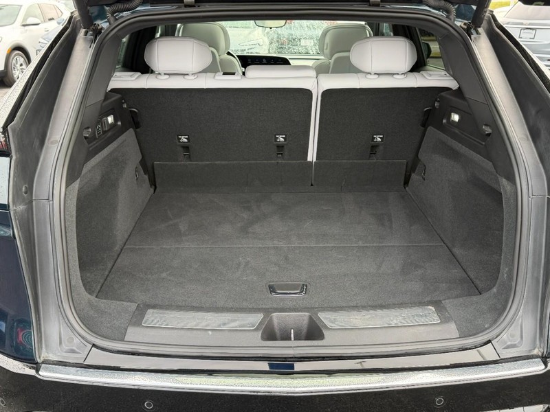 Cadillac LYRIQ Vehicle Full-screen Gallery Image 06