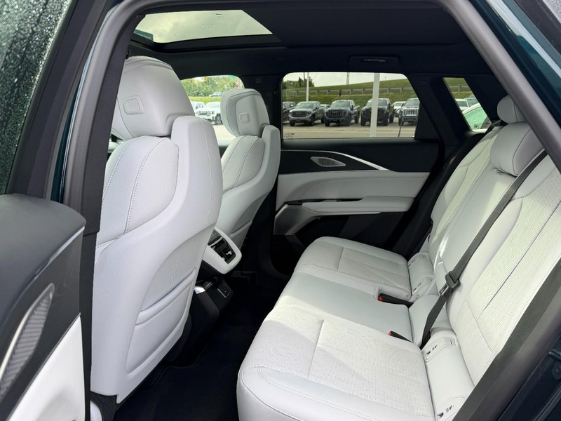 Cadillac LYRIQ Vehicle Full-screen Gallery Image 08