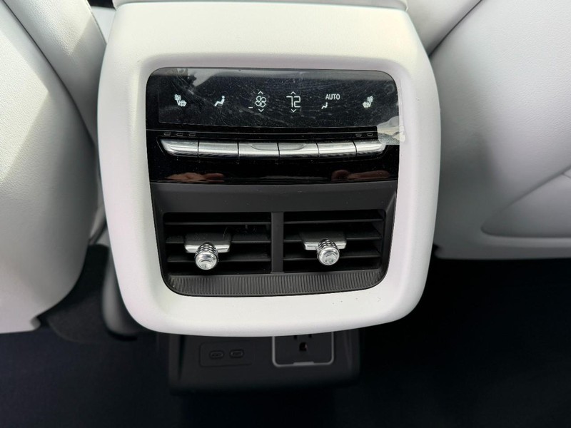 Cadillac LYRIQ Vehicle Full-screen Gallery Image 09