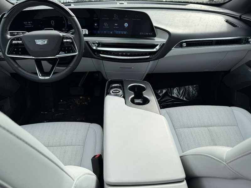 Cadillac LYRIQ Vehicle Full-screen Gallery Image 12