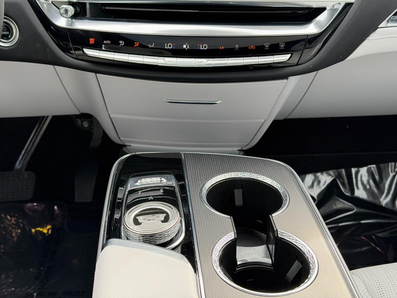 Cadillac LYRIQ Vehicle Full-screen Gallery Image 15