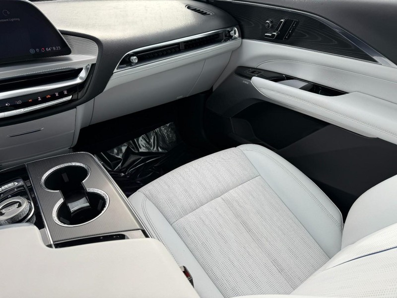 Cadillac LYRIQ Vehicle Full-screen Gallery Image 16